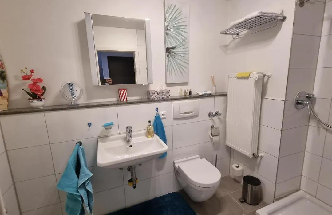 Ferienzimmer bei Thomas - Gemütliches Schlaf- und Wohnzimmer mit modernem Bad-1
