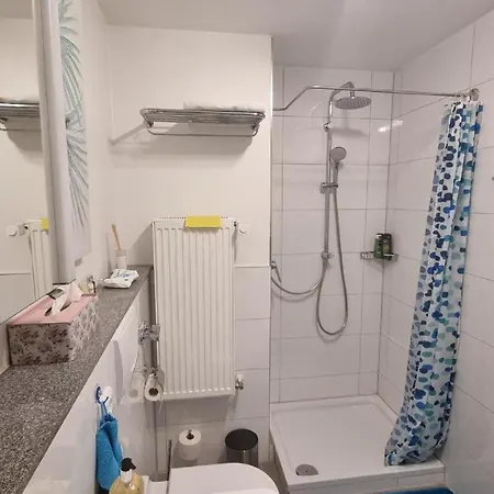 Ferienzimmer bei Thomas - Gemütliches Schlaf- und Wohnzimmer mit modernem Bad-2